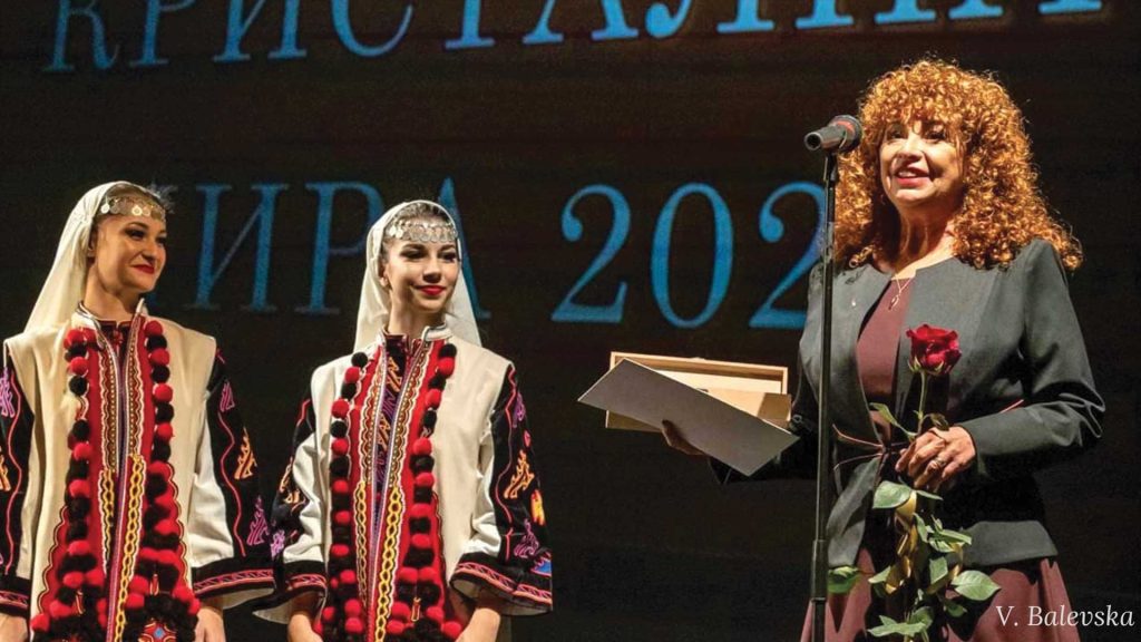 Olga-Buzina-with-Crystal-Lyre-award-for-her-cultural-contribution-with-the-TV1-show-En-Face